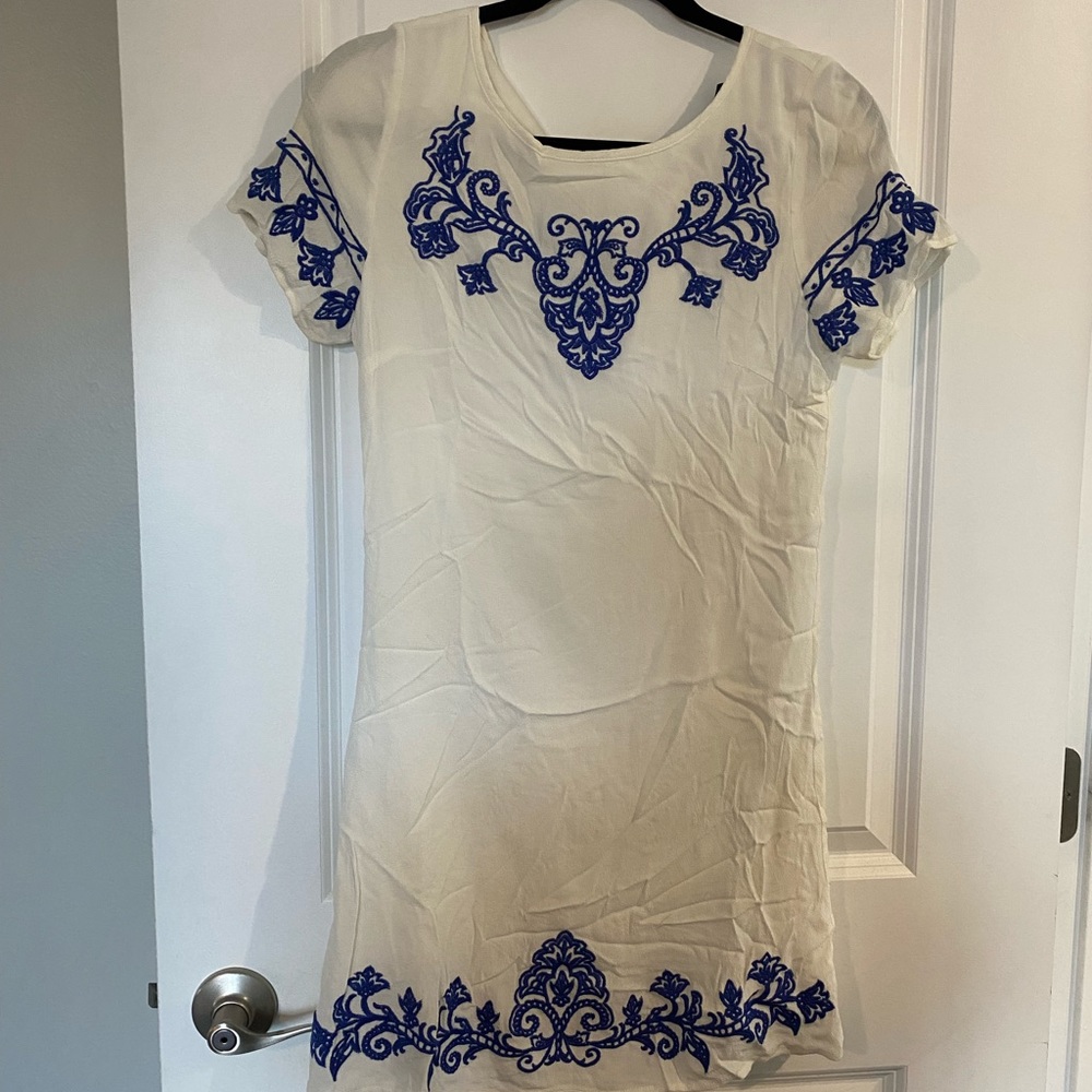 Lulus white dress with blue accent